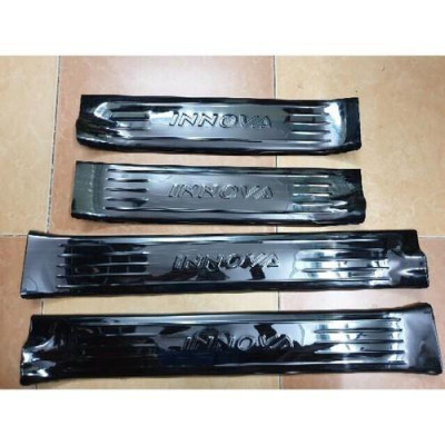 Ốp bậc chân chống xước cửa xe dành cho Toyota Innova 2017, 2019, 2020 Titan
