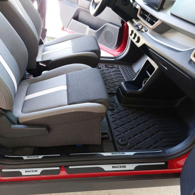 Miếng dán/ decal bảo vệ bậc cửa ô tô – Carbon loại dày – 4 miếng – Chống xước mép cửa cho xe VinFast VF3