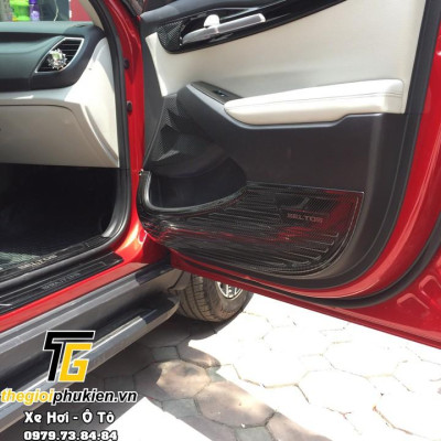 Ốp chống xước Tapli, Táp li cửa Kia Seltos 2020 vân Carbon