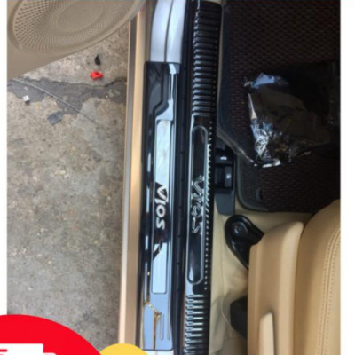 Bậc giẫm chân trong ngoài xe dành cho Toyota Vios 2019 2020 2021 mẫu titan - ốp chống xước bậc cửa xe