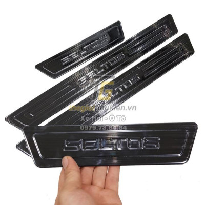 BỘ SẢN PHẨM Nẹp bước chân và ốp chống trầy cốp Kia Seltos - Mẫu Titan