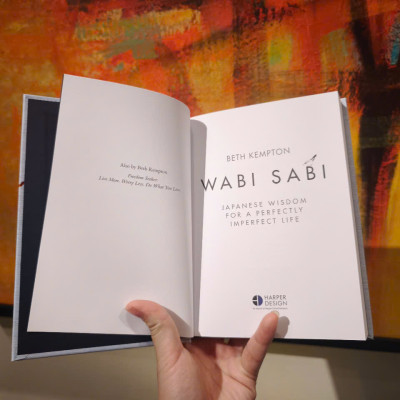 Sách - Wabi Sabi: Japanese Wisdom for a Perfectly Imperfect Life by Beth Kempton-Hardcover/Meditation Book-Ngoại Văn Nhập Khẩu
