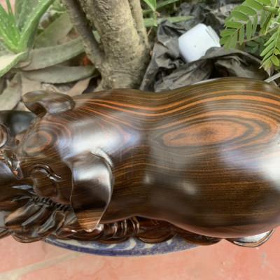 Tượng con heo (lợn) cầu tài lộc bằng gỗ mun hoa kt 30×12,5cm 