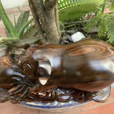 Tượng con heo (lợn) cầu tài lộc bằng gỗ mun hoa kt 30×12,5cm 