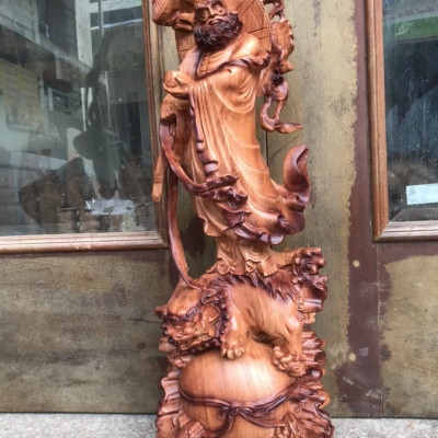 Tượng đạt ma sư tổ ngự tam lân bằng gỗ hương đá tô làm mầu giả cổ kt cao 60×21×11cm