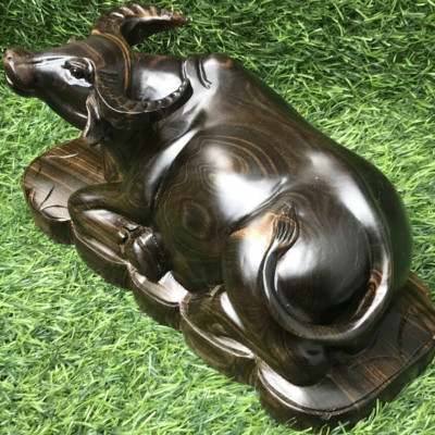 Tượng con trâu tài lộc , bằng gỗ mun kt 30×12,5×12,5cm