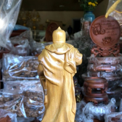 TƯỢNG HOÀNG ĐẾ QUANG TRUNG BẰNG GỖ BÁCH XANH THƠM NỨC KT CAO 20CM