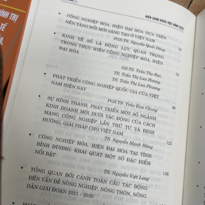 (Boxset trọn bộ 4 tập, bìa cứng) NIÊN GIÁM KHOA HỌC NĂM 2022:Tập I - Những vấn đề về chính trị; Tập II...