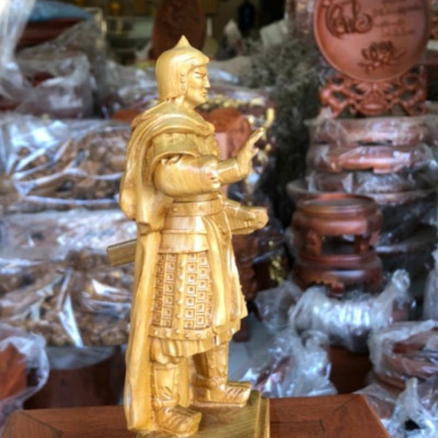 TƯỢNG HOÀNG ĐẾ QUANG TRUNG BẰNG GỖ BÁCH XANH THƠM NỨC KT CAO 20CM