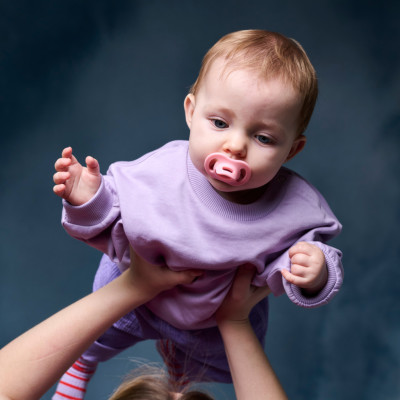 COMBO Ty Ngậm Silicon Siêu Nhẹ Tommee Tippee Ultra Light 6-18m & Bình Sữa Ty Siêu Mềm Tommee Tippee Natural Start 260ml