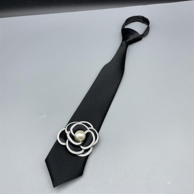 Cà vạt nữ màu đen đính hoa trà đen hạt trai dây kéo thắt sẵn kt 6x36cm