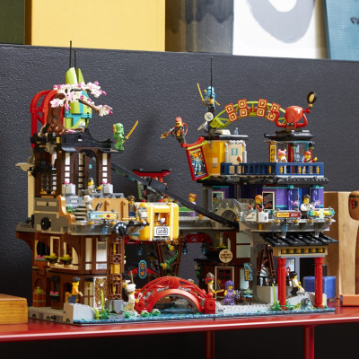 Đồ Chơi Lắp Ráp: Thị Trường Thành Phố NinjaGo - LEGO NINJAGO 71799 (6163 chi tiết)