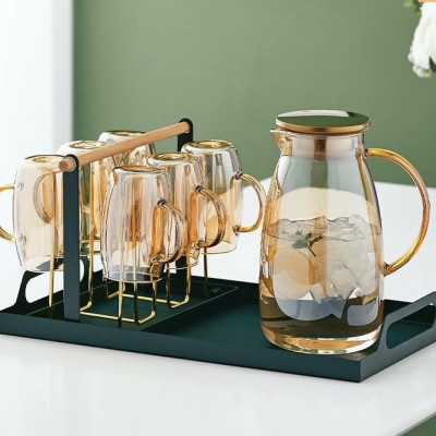 COMBO BỘ BÌNH ĐỰNG NƯỚC THỦY TINH CHỊU NHIỆT 6 CỐC MÀU VÀNG KÈM KHAY ĐỰNG GIÁ ÚP CỐC ( KHAY , GIÁ ÚP GIAO NGẪU NHIÊN ) - VD98 