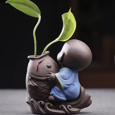Tượng chú tiểu cưỡi cá chép - trồng cây, cắm hoa để bàn 
