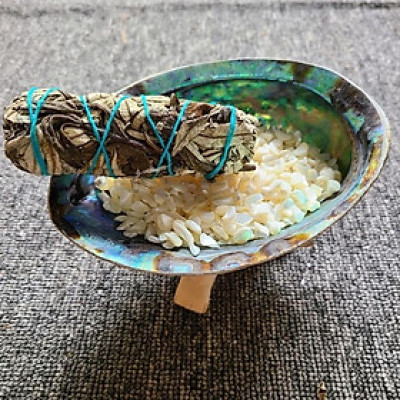 Đĩa đựng xô thơm thơm và Palo santo