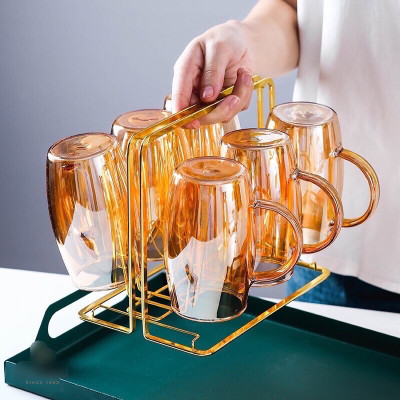 COMBO BỘ BÌNH ĐỰNG NƯỚC THỦY TINH CHỊU NHIỆT 6 CỐC MÀU VÀNG KÈM KHAY ĐỰNG GIÁ ÚP CỐC ( KHAY , GIÁ ÚP GIAO NGẪU NHIÊN ) - VD98 