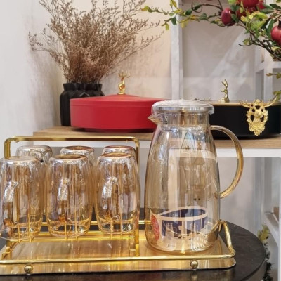 COMBO BỘ BÌNH ĐỰNG NƯỚC THỦY TINH CHỊU NHIỆT 6 CỐC MÀU VÀNG KÈM KHAY ĐỰNG GIÁ ÚP CỐC ( KHAY , GIÁ ÚP GIAO NGẪU NHIÊN ) - VD98 