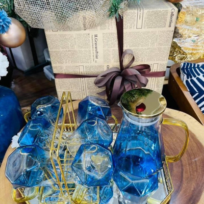 COMBO BỘ BÌNH ĐỰNG NƯỚC UỐNG THỦY TINH CAO CẤP KÈM 6 CỐC MÀU XANH NƯỚC BIỂN, KHAY VÀ GIÁ ÚP - VD106