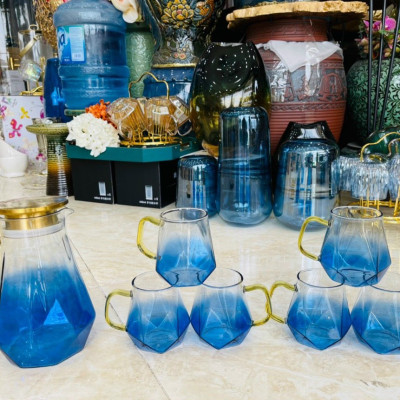 COMBO BỘ BÌNH ĐỰNG NƯỚC UỐNG THỦY TINH CAO CẤP KÈM 6 CỐC MÀU XANH NƯỚC BIỂN, KHAY VÀ GIÁ ÚP - VD106