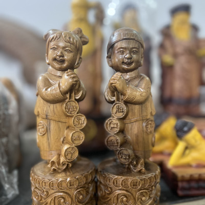 Cặp tiểu đồng chúc phúc bằng gỗ bách xanh thơm nức cao 20x8x8cm 