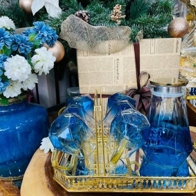 COMBO BỘ BÌNH ĐỰNG NƯỚC UỐNG THỦY TINH CAO CẤP KÈM 6 CỐC MÀU XANH NƯỚC BIỂN, KHAY VÀ GIÁ ÚP - VD106