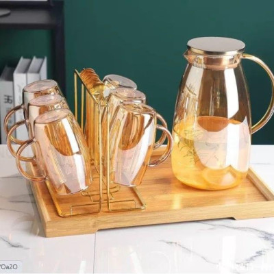 COMBO BỘ BÌNH ĐỰNG NƯỚC THỦY TINH CHỊU NHIỆT 6 CỐC MÀU VÀNG KÈM KHAY ĐỰNG GIÁ ÚP CỐC ( KHAY , GIÁ ÚP GIAO NGẪU NHIÊN ) - VD98 