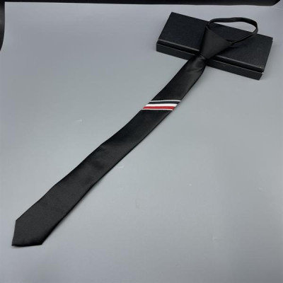 Cà vạt nam thắt sẵn bản nhỏ 6cm màu đen kẻ đỏ xéo