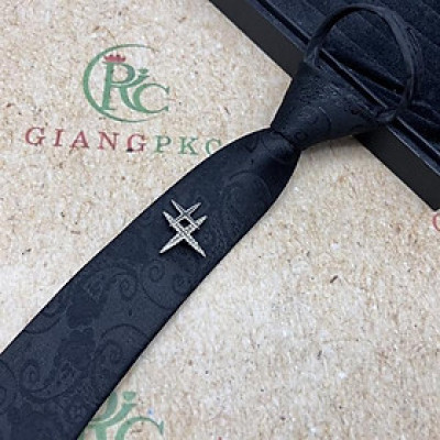 Cà vạt nam màu đen bản nhỏ thắt sẵn 6cm đính sao 4 cánh mẫu đen hoa văn