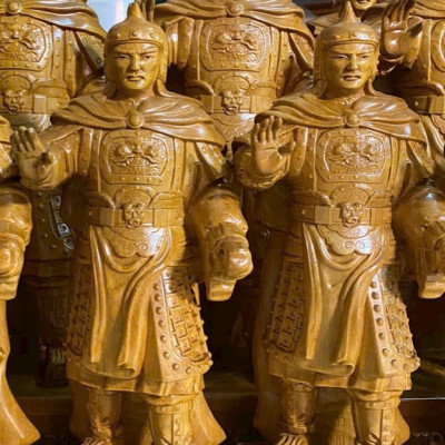 Tượng vua Quang Trung bằng gỗ bách xanh thơm nức cao 40x13x11cm 