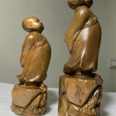 TƯỢNG TÙY DUYÊN BẰNG GỖ BÁCH XANH KT 15X6X5CM 