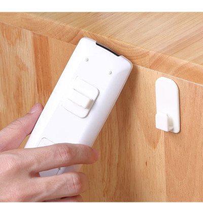 Vỉ 2 Móc Treo Điều Khiển Điều Hoà TV Remote Máy Lạnh Đa Năng Dán Tường Dạng Gài Tiện Lợi