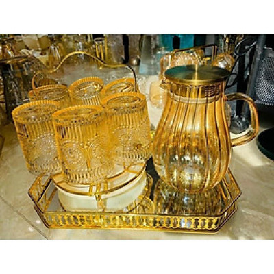 Bộ bình thủy tinh đựng nước uống mắt na  6 cốc kèm khay màu vàng sang trọng