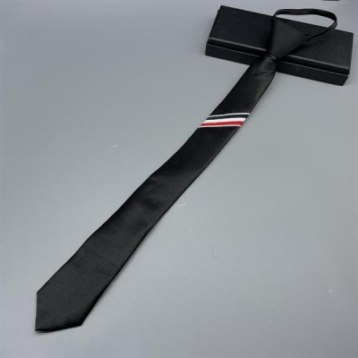 Cà vạt nam thắt sẵn bản nhỏ 6cm màu đen kẻ đỏ xéo