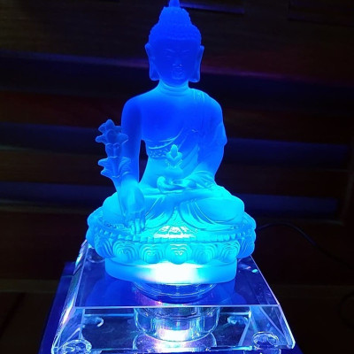 Đế đèn led đổi màu làm sáng tượng trang trí