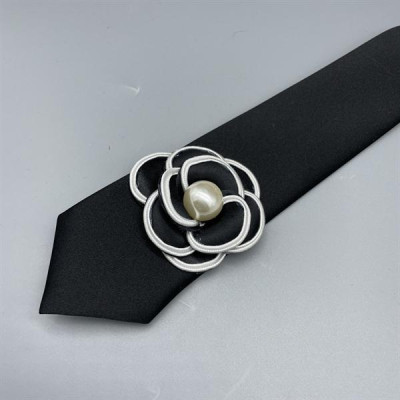 Cà vạt nữ màu đen đính hoa trà đen hạt trai dây kéo thắt sẵn kt 6x36cm