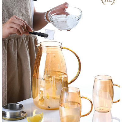 COMBO BỘ BÌNH ĐỰNG NƯỚC THỦY TINH CHỊU NHIỆT 6 CỐC MÀU VÀNG KÈM KHAY ĐỰNG GIÁ ÚP CỐC ( KHAY , GIÁ ÚP GIAO NGẪU NHIÊN ) - VD98 