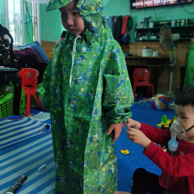 Áo mưa bít trẻ em  cho bé trai vá bé gái từ  1 -  10 tuổi ,  áo mưa trùm toàn thân ,  vải dù chống thấm , họa tiết hoạt hình xinh xắn kèm túi đựng dễ thương , giao màu ngẫu nhiên