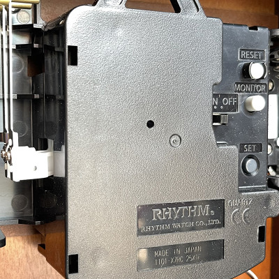 Đồng hồ treo tường Nhật Bản Rhythm CMJ586NR06 dùng pin, kích thước 24.0 x 54.0 x 11.7cm, vỏ gỗ, điểm giờ bằng gong.