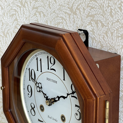 Đồng hồ treo tường Nhật Bản Rhythm CMJ586NR06 dùng pin, kích thước 24.0 x 54.0 x 11.7cm, vỏ gỗ, điểm giờ bằng gong.