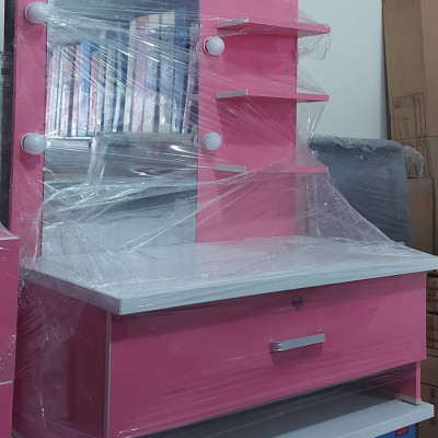 Bàn trang điểm ngồi bệt Juno sofa màu hồng ngang 80 cm x cao 100 cm x sâu 42 cm