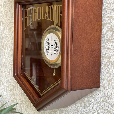 Đồng hồ treo tường Nhật Bản Rhythm CMJ586NR06 dùng pin, kích thước 24.0 x 54.0 x 11.7cm, vỏ gỗ, điểm giờ bằng gong.