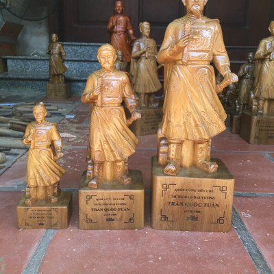 Tượng trần quốc tuấn trần hương đạo vương bằng gỗ bách xanh thơm nức kích thước cao 60cm