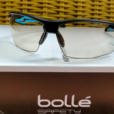 KÍNH BẢO HỘ BOLLE TRYON, Lớp phủ Platinum có khả năng chống xước cao, chống lại các hóa chất mạnh nhất và làm chậm sự xuất hiện của sương mù.  Bảo vệ 99,9% tia UVA/UVB