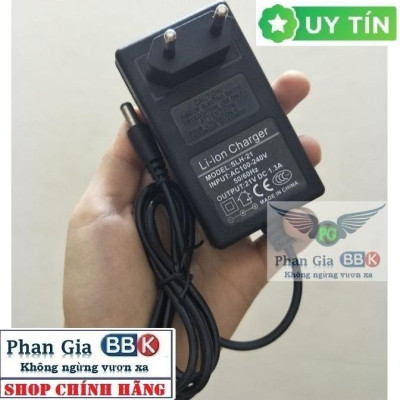 Sạc adapter pin 21v có đèn báo đầy tự ngắt sạc pin máy khoan bắn vít cầm tay chân adapter pin makita