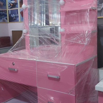 Bàn trang điểm ngồi bệt Tundo màu hồng ngang 80 cm x cao 110 cm x sâu 42 cm