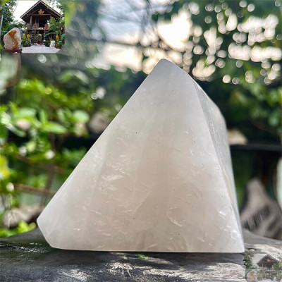Kim tự tháp đá thạch anh NHA SAN T629 Kiến tạo không gian sống an lành - 1.08kg (8 x 10 cm)
