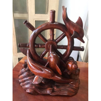 Tượng Gỗ Mỹ Nghệ Chạm 3 Con Cá Heo Gỗ Gõ vui lượn trên bánh vô lăng Size Cao 30cm Ngang 30cm Sâu 12cm Ý nghĩa cá heo tượng trưng cho sự may mắn điềm lành tốt Anh Chị trưng bày trang trí đẹp ạ