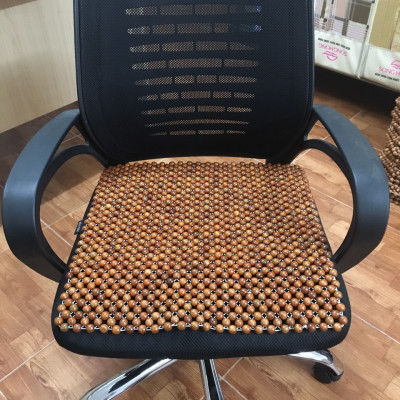 Đệm lót ghế văn phòng bằng hạt gỗ thoáng mát