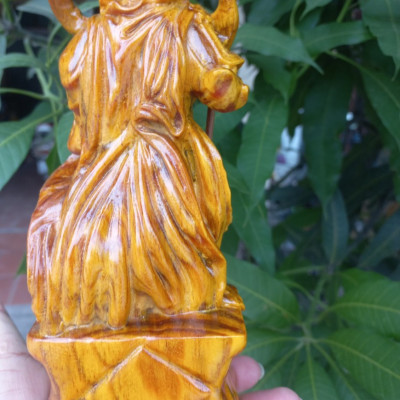 Tượng quan công trấn ải bằng gỗ huyết long đẹp long lanh kt cao 20×9×6cm