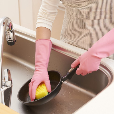 Combo 01 Bàn chải chà cửa kính, tường gạch men nhà tắm Kokubo có móc treo tiện dụng + 01 Găng tay cao su gia dụng - Nội địa Nhật Bản